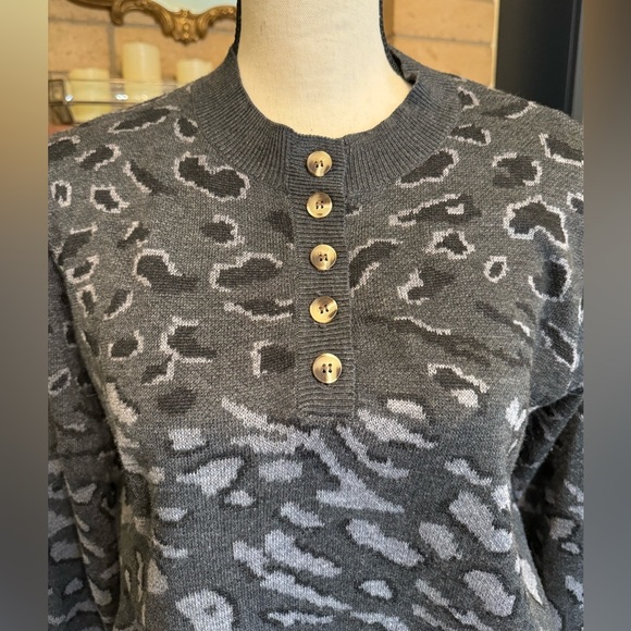 HEARTLOOM Anthropologie Natalia Grey Animal Print Crewneck Sweater - Medium - Picture 3 of 15